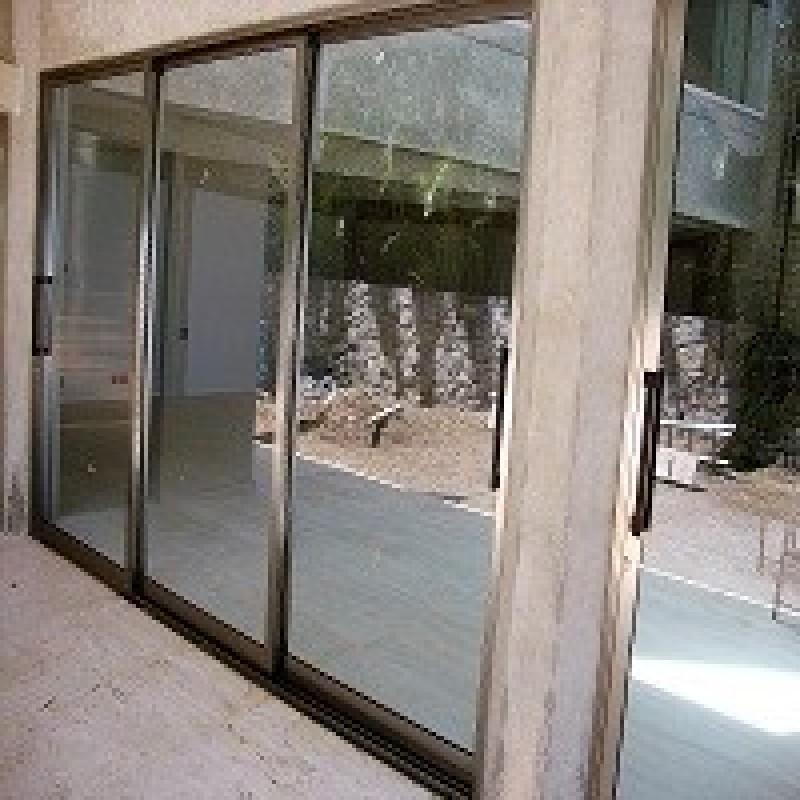 Esquadria de alumínio para porta de vidro